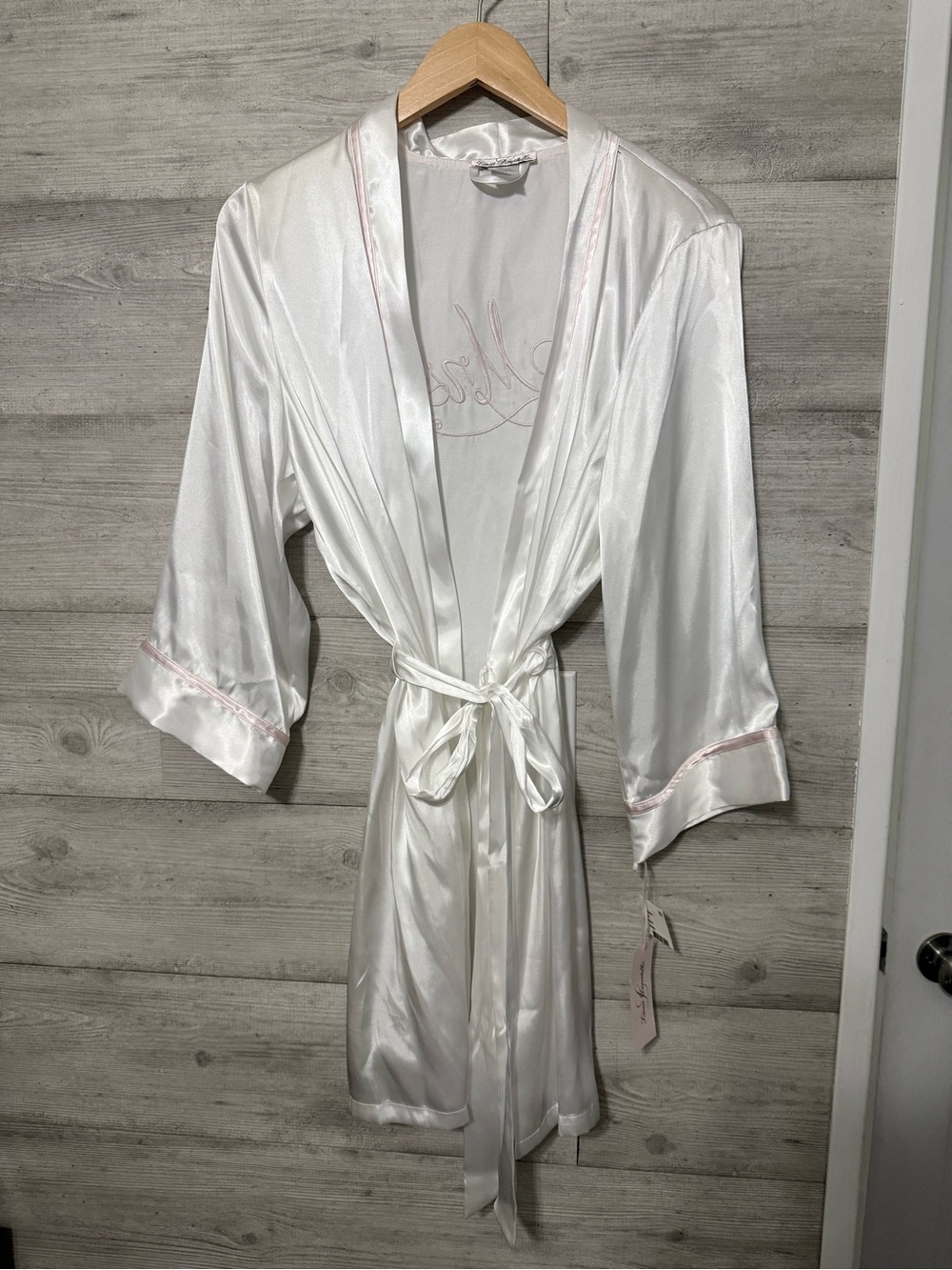 NWT Linea Donatella Women’s Embroidered Mrs. Satin Wrap Bridal Robe Size Small